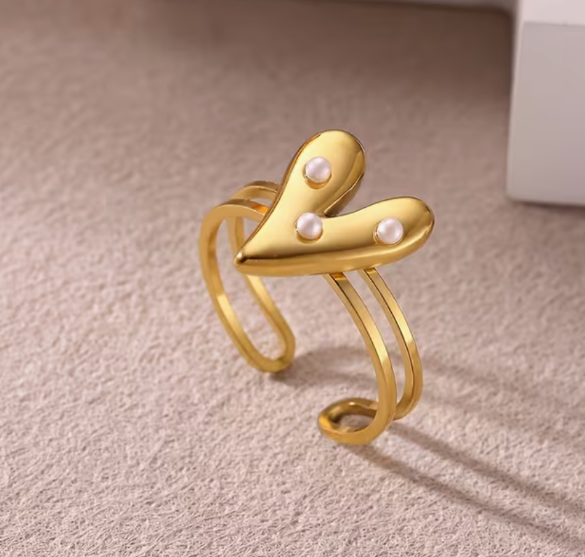 Gold heart ring